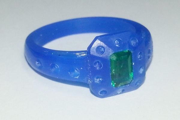 Une bague émeraude en argent Une bague émeraude en argent