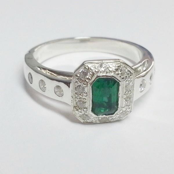 Une bague émeraude en argent Une bague émeraude en argent