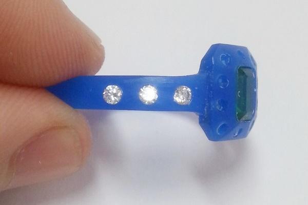 Une bague émeraude en argent Une bague émeraude en argent