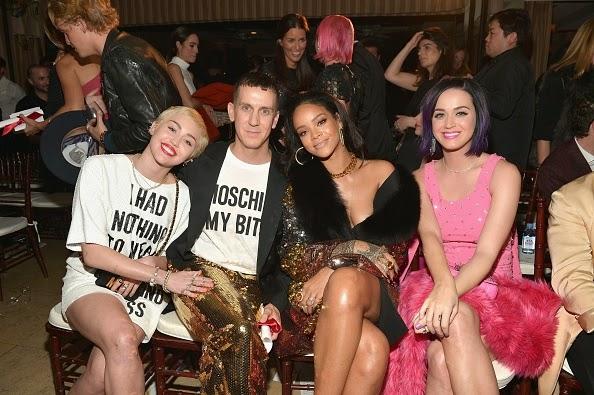(PHOTOS) Rihanna heureuse de poser avec Miley Cyrus ! (PHOTOS) Rihanna heureuse de poser avec Miley Cyrus !