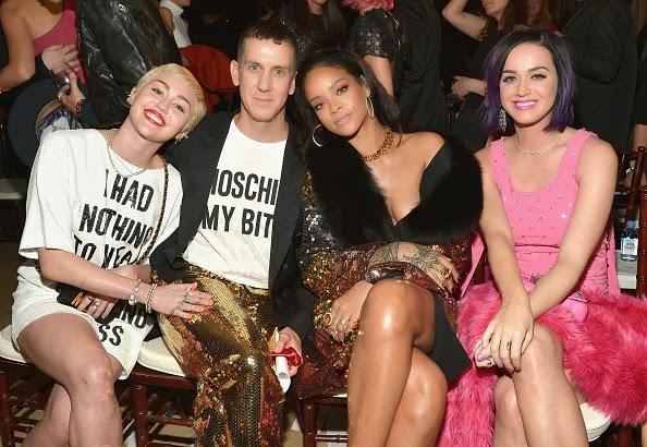 (PHOTOS) Rihanna heureuse de poser avec Miley Cyrus ! (PHOTOS) Rihanna heureuse de poser avec Miley Cyrus !