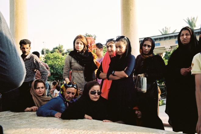 Femmes sur la tombe de Hafez