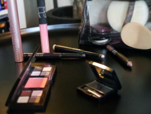 Caviar stick, stick eyeshadows, shadow pencil : mon maquillage ultra rapide pour aller travailler (*tuto make up 20*) Caviar stick, stick eyeshadows, shadow pencil - mon maquillage ultra rapide pour aller travailler (*tuto make up 20*) (1) - Charonbelli's blog beauté