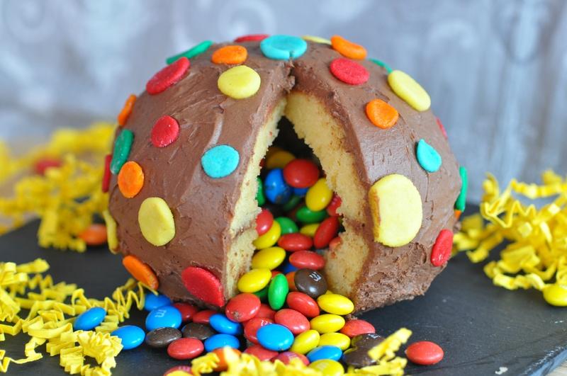 Envie d’une recette surprenante ? Le gâteau piñata est là ! Anniversaire, fêtes, gâteau, pinta