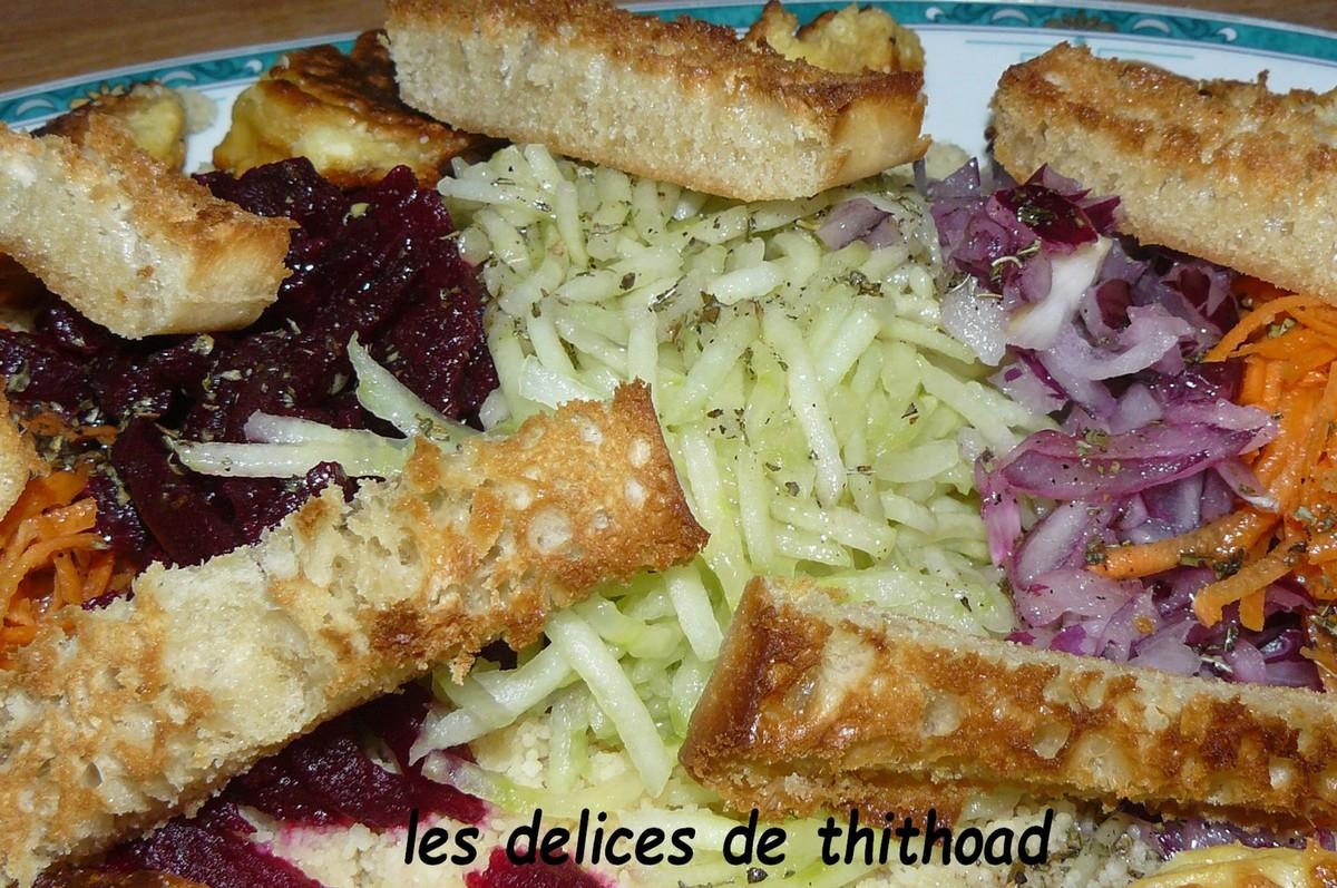 salade arc-en-ciel de légumes râpés et croquettes de feta