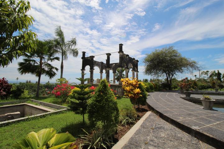 Activité à Amed : le Taman Ujung à Amlapura Tout en haut des grands escaliers, vous accédez au Balai Kapal, qui permettait de contrôler les allées et venues par la mer, un point stratégique duquel on peut apercevoir l'île de Lombok.