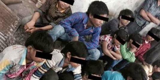 Des centaines d'enfants esclaves découverts et libérés par la police en Inde