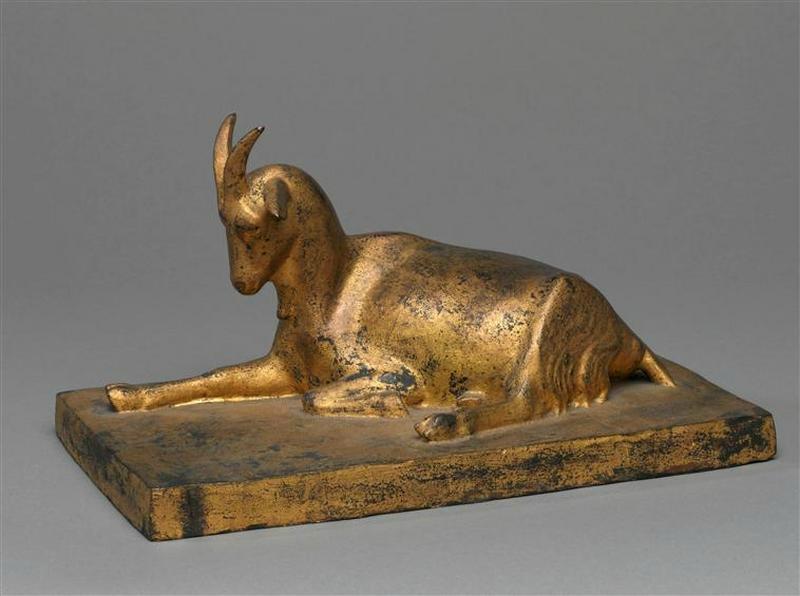 Chèvre couchée, bronze doré, création de Jane Poupelet
