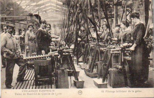 Il y a cent ans... La Halle Tony Garnier transformée en usine de fabrication d'Obus...