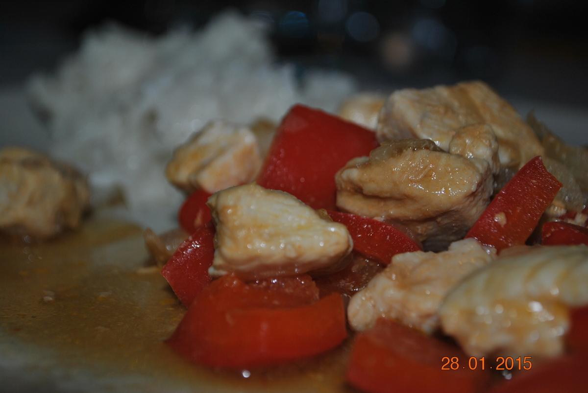 Poulet, pleurotes et poivrons rouges au wok