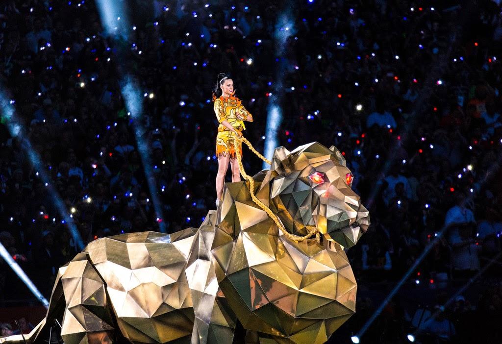 ROOOAAAAARRRR !!! Katy Perry a casé la baraque en Jeremy Scott au Super Bowl...
