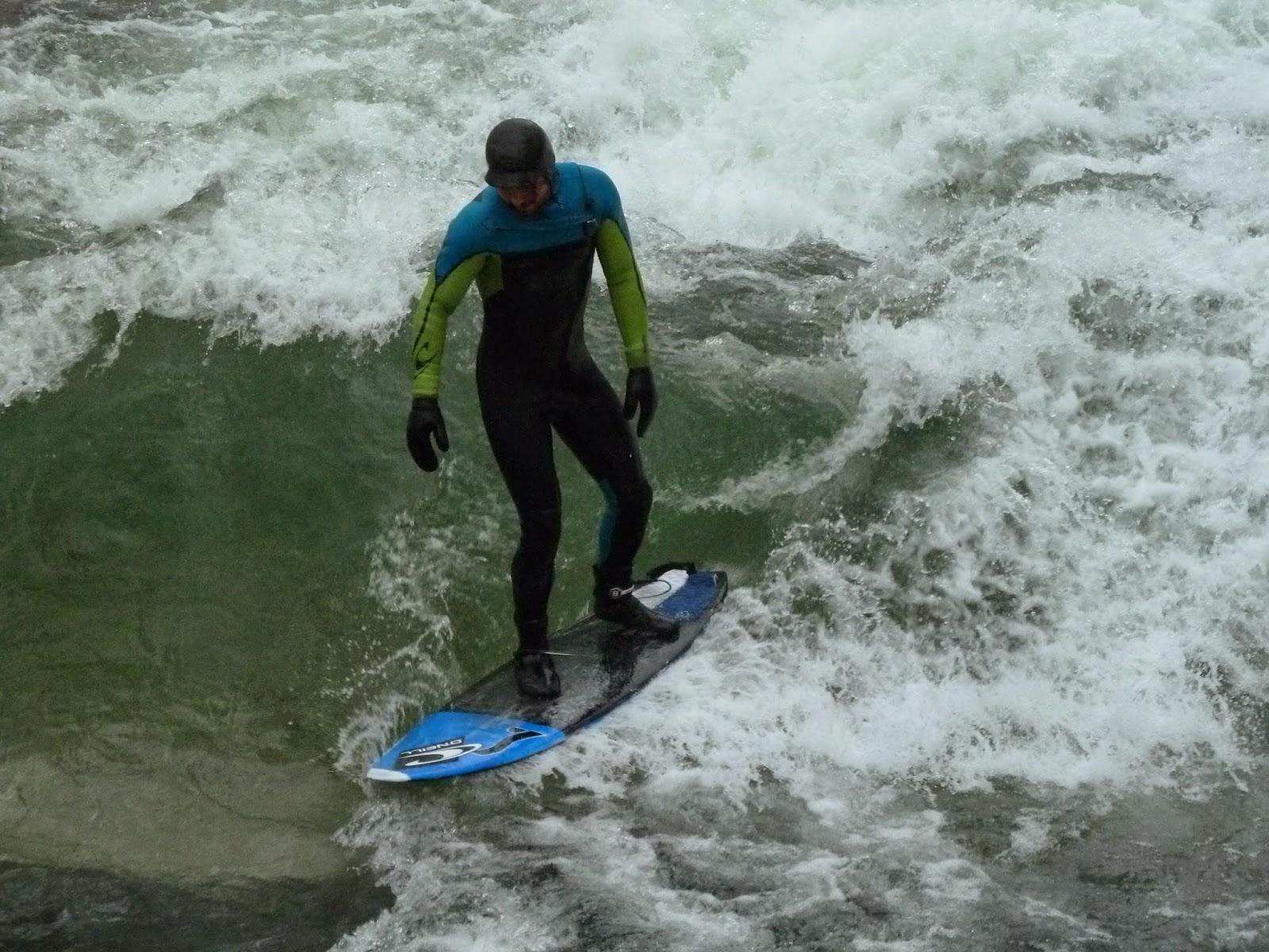 Le surfeur du Eisbach à l´Englischer Garten de Munich