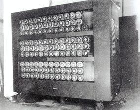 Alan Turing et sa machine (photo prise en 1943 au centre Bletchey Park).