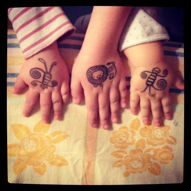 Ma réponse au tag de Lilie : un nouveau liebster award et mes 11 réponses en images 6) Une bêtise de gosse comme colorier sur les murs ? Moi, je jouais au tennis sur le mur du cinéma de papa et je laissais des traces noires de la taille de ma balle de tennis partout sur son mur blanc... Et il était pas très content !
