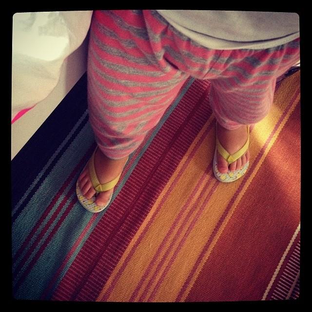 Ma réponse au tag de Lilie : un nouveau liebster award et mes 11 réponses en images 7) Les tongs, ça marche aussi ? J'en achète à chaque fois qu'on voyage vers le soleil et elle ne les met jamais... pourtant c'est si mimi, non ?