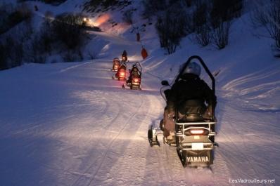 Les motoneiges éclairent le chemin Les motoneiges éclairent le chemin