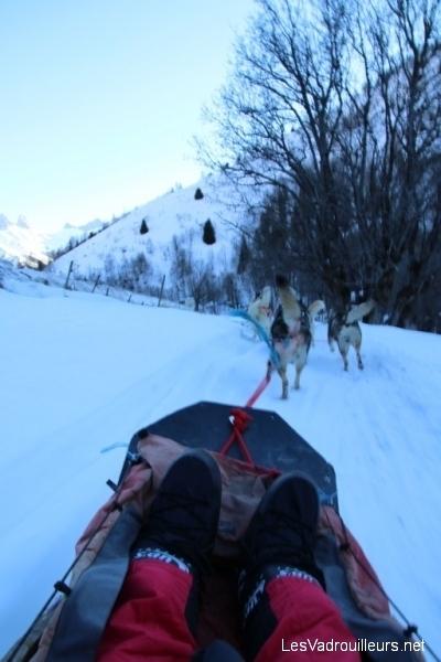Le traineau glisse sur la neige Le traineau glisse sur la neige