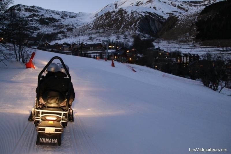 La motoneige se fait sur les pistes de ski La motoneige se fait sur les pistes de ski