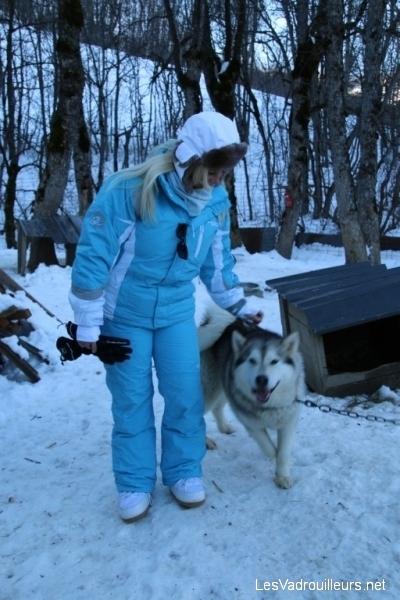 Valérie caresse un chien Valérie caresse un chien