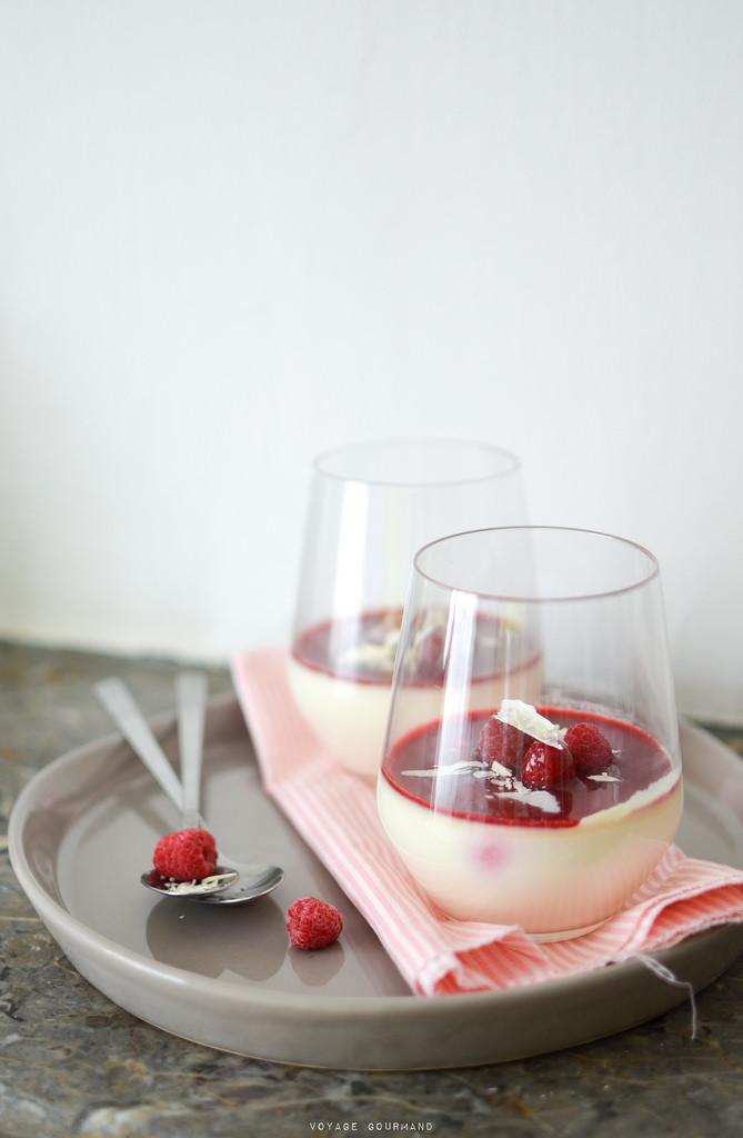 Panna cotta au chocolat blanc, rose et framboises Panna cotta