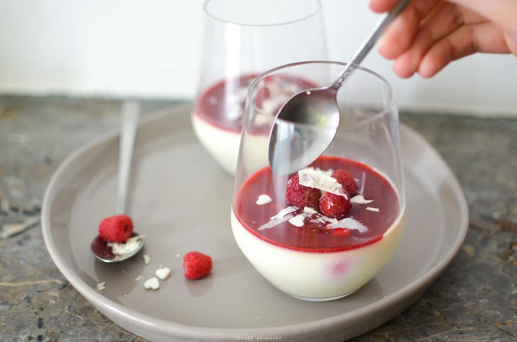 Panna cotta au chocolat blanc, rose et framboises Panna cotta