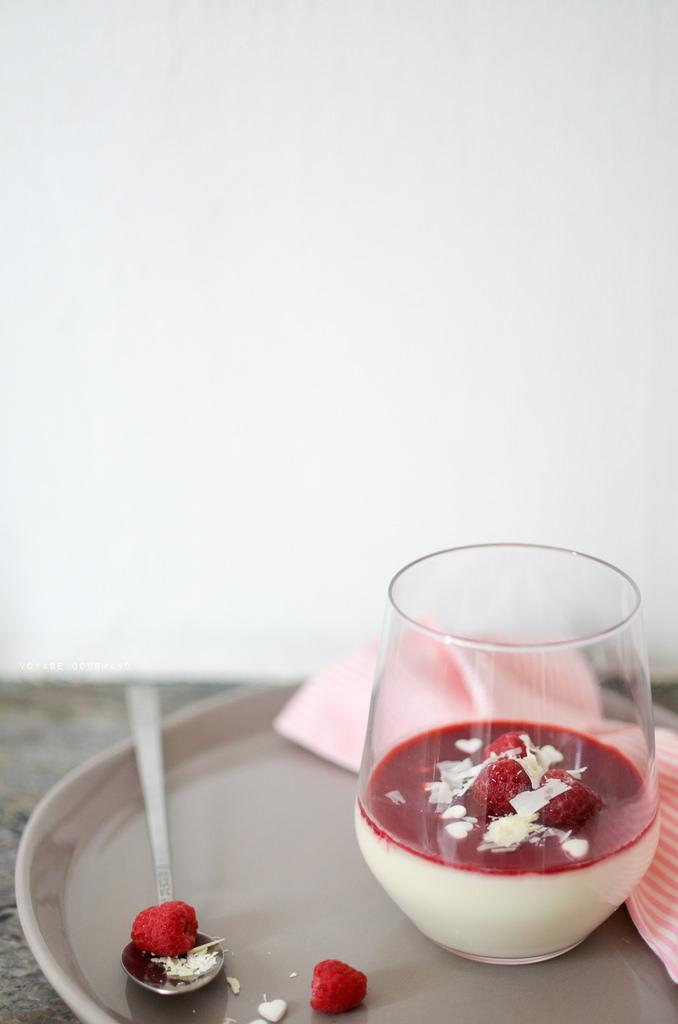 Panna cotta au chocolat blanc, rose et framboises Panna cotta