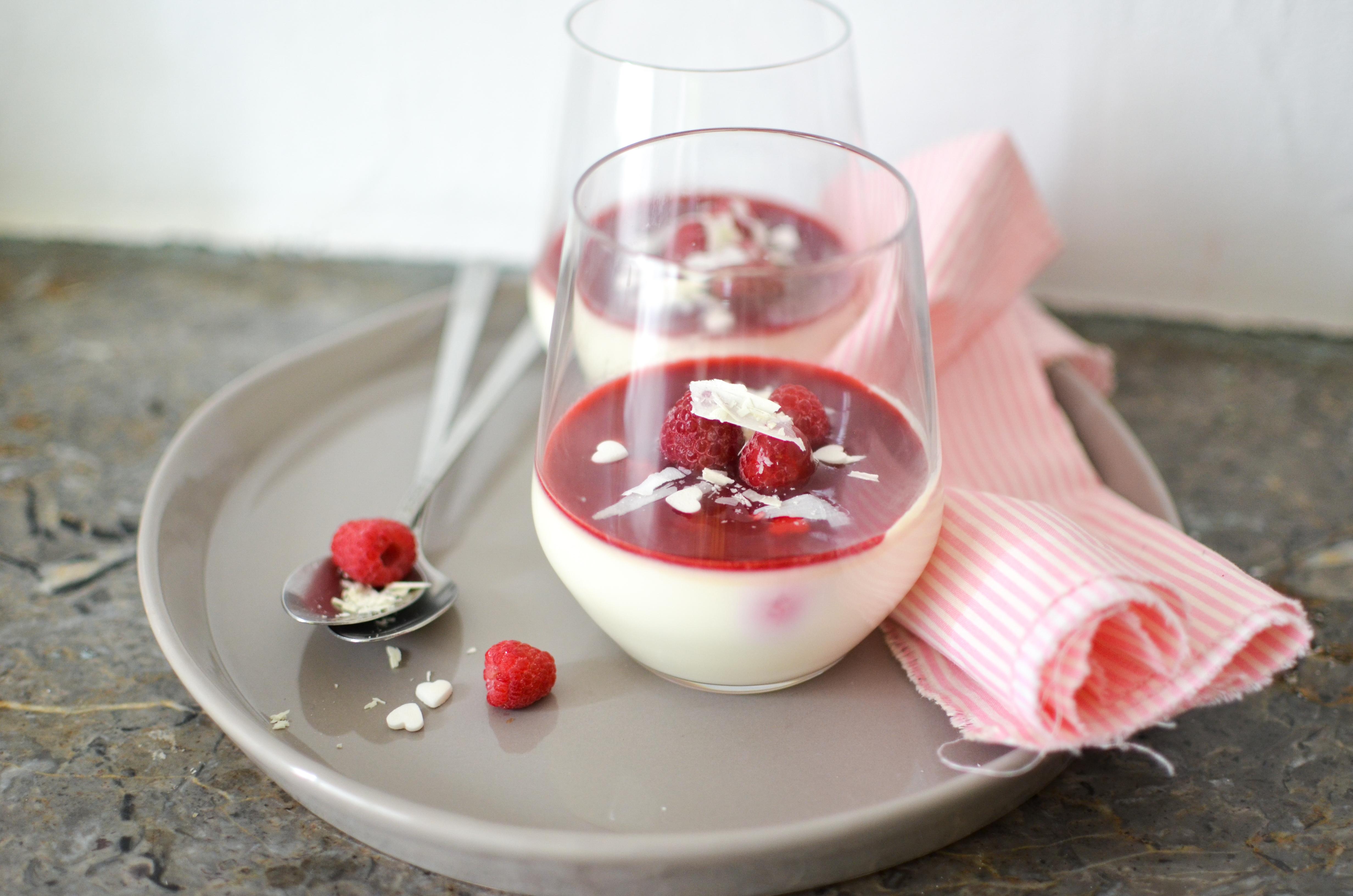 Panna cotta au chocolat blanc, rose et framboises Panna cotta au chocolat blanc, rose et framboises
