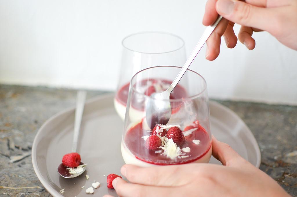 Panna cotta au chocolat blanc, rose et framboises Panna cotta au chocolat blanc, rose et framboises