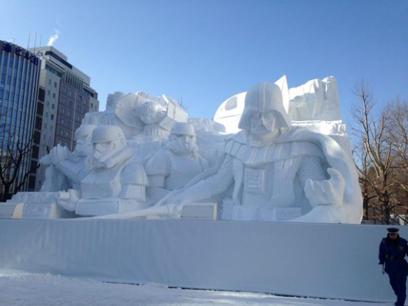 Sculpture géante de Dark Vador en glace au Japon