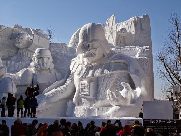 Sculpture géante de Dark Vador en glace au Japon