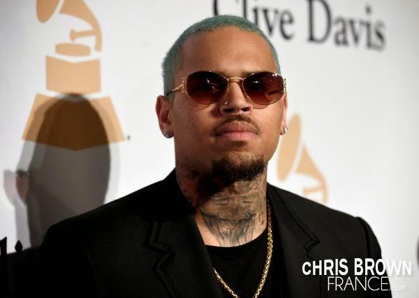 Chris Brown : teinture bleue et nouvelle coupe de cheveux pour les Grammy Awards