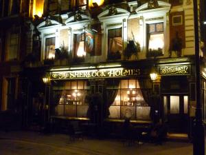 Parce que le plus beau by far, c'est celui next door: The Sherlock Holmes, on Northumbeland Avenue. Avec, accessoirement, le bureau de Sir Conan Doyle au premier étage.