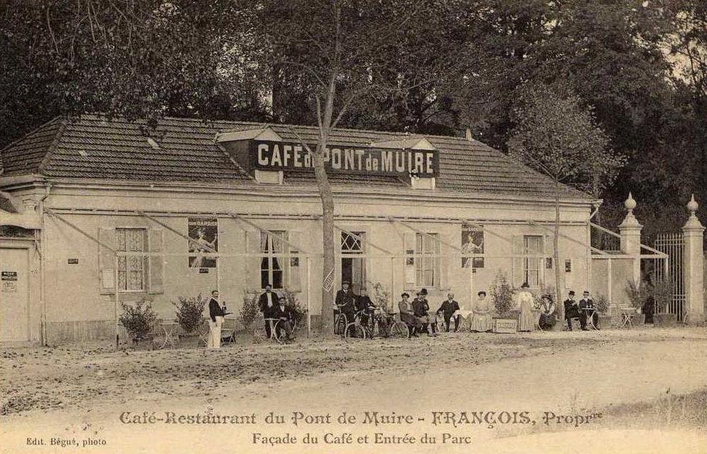 9 février 1915. Depuis quelques jours, des ouvriers travaillent à garantir les parties basses de la cathédrale restées intactes 9 février 1915. Depuis quelques jours, des ouvriers travaillent à garantir les parties basses de la cathédrale restées intactes