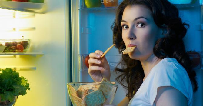 Je mange trop le soir, que faire ? Je mange trop le soir, que faire ?