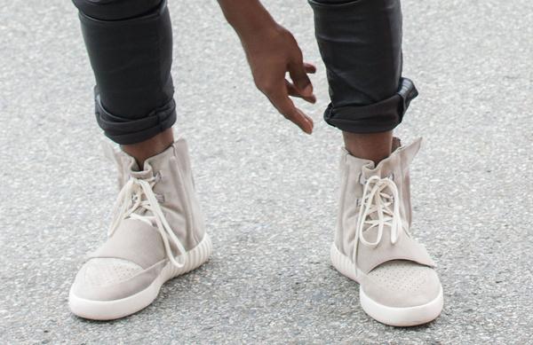 Les sneakers signées Kanye West x Adidas en avant-première aux Grammys Les sneakers signées Kanye West x Adidas en avant-première aux Grammys