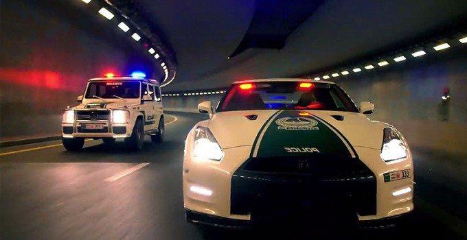 Quand les supercars de la police de Dubaï rodent la nuit