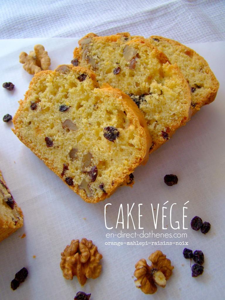 Un cake sans oeufs à l'huile d'olive et à l'orange, aux raisins de Corinthe et aux noix avec un peu de mahlepi pour se régaler même pendant le Carême Un cake sans oeufs à l'huile d'olive et à l'orange, aux raisins de Corinthe et aux noix avec un peu de mahlepi pour se régaler même pendant le Carême