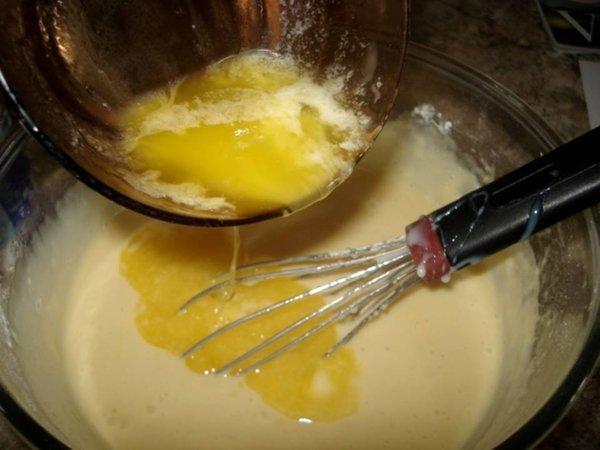 .. Battre les œufs puis la farine, la levure et le lait. . Ajoutez le beurre fondu.