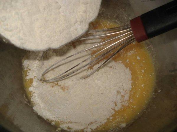 .. Battre les œufs puis la farine, la levure et le lait. . Ajoutez le beurre fondu.