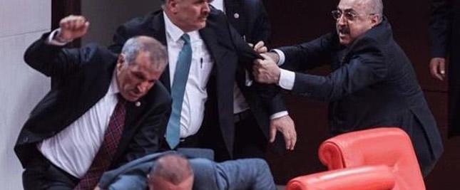 Bagarre générale au Parlement turc