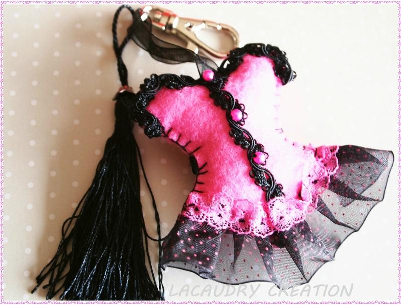 Ma participation au concours de NICOLE PASSION bijou de sac corset froufrou rose et noir lacaudrycreation