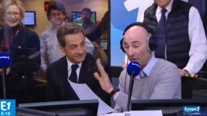 Nicolas Canteloup imite Nicolas Sarkozy alors que ce dernier entre dans le studio