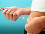 QU'EST-CE QUE LE DIABÈTE ? TYPE 2, TYPE 1, DÉFINITION, SYMPTÔMES, CAUSES, TRAITEMENTS, COMPLICATIONS... injection avec seringue