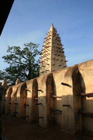 Lettres africaines(9): de sable et de terre, l’architecture, comme la tradition orale, n’a pas peur du vent de l’histoire mosquee_bobo.1212222560.JPG