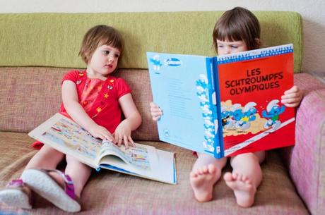 Vacances en mode BD Les filles lisent Les Schtroumpfs