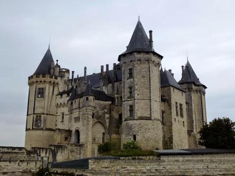 Saumur, ses monuments, son château et son vin!
