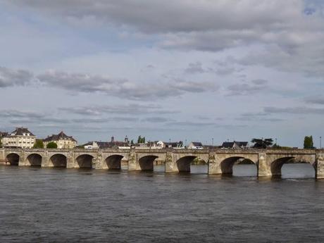 Saumur, ses monuments, son château et son vin!