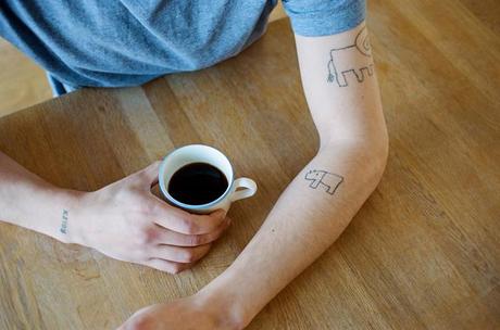 Damien, le papa graphiste qui se tatoue les dessins de ses enfants sur le corps damien-papa-tatouages04