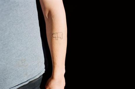 Damien, le papa graphiste qui se tatoue les dessins de ses enfants sur le corps damien-papa-tatouages01