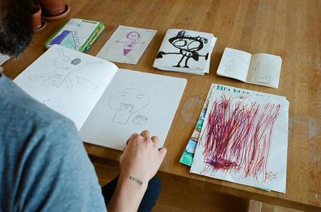 Damien, le papa graphiste qui se tatoue les dessins de ses enfants sur le corps damien-papa-tatouages03